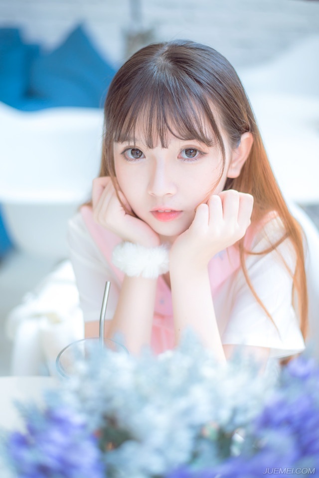 伏德心中微微松了口气，类似的对话曾经也出现过，虽然不多，但每一次都是那样突然，哪怕伏德经历过最严苛的训练，从入荆州到现在，伏德甚至连睡觉都不敢做梦，生怕自己在梦中说出什么不该说的话，那种如同走钢丝一般的感觉并不好受，让伏德一度认为自己快要疯掉。